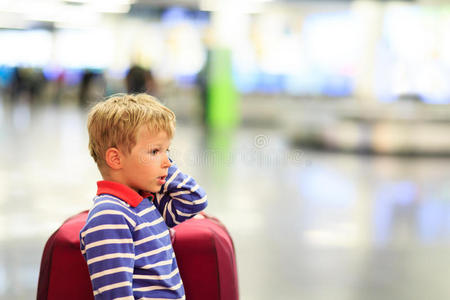 男孩 旅游业 蹒跚学步的孩子 手提箱 假期 可爱的 行李