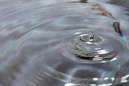 水滴飞溅产生波浪。