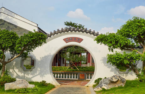 雷轰门通往楼梯中国古代园林画廊大门后面的大房子木制前门室外的车道