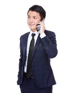 亚洲商人与手机通话