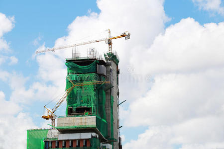 起重机在建筑塔上工作