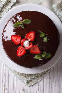 巧克力蛋糕和草莓特写。 垂直顶部视图