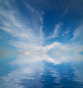 天空倒映在水面上。