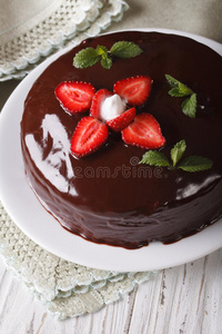 新鲜草莓蛋糕与巧克力顶部垂直特写