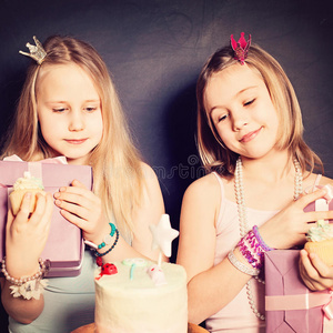 幸福 朋友 蛋糕 食物 友谊 美女 礼物 乐趣 儿童 美丽的