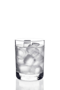一杯加冰块的水