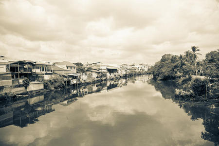 房子 贫民窟 河岸 亚洲 屋顶 住房 河边 生活 天空 村庄