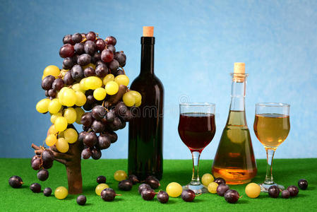 瓶装新鲜葡萄和葡萄酒