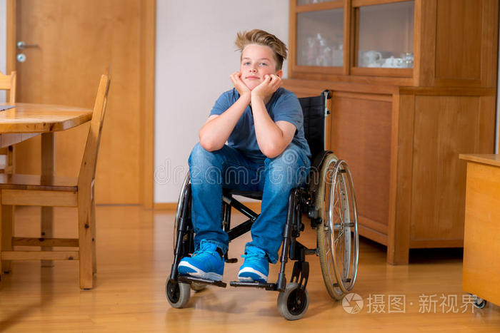 轮椅上的残疾男孩
