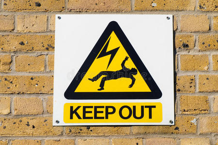 触电死亡警告黄色标志在墙上