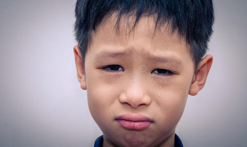 亚洲男孩哭了