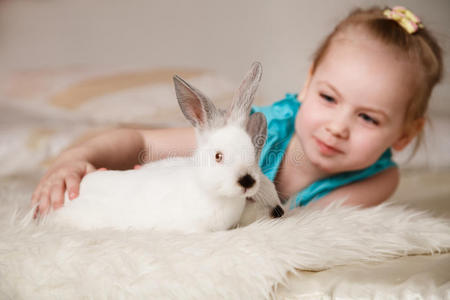 可爱的小女孩玩白兔