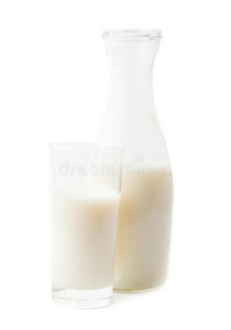 一杯牛奶在瓶子旁边隔离