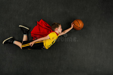 男孩超级英雄篮球运动员