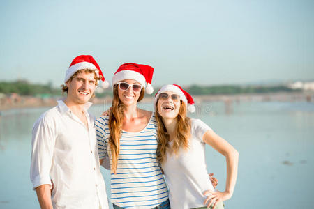 一群快乐的年轻人戴着圣诞帽