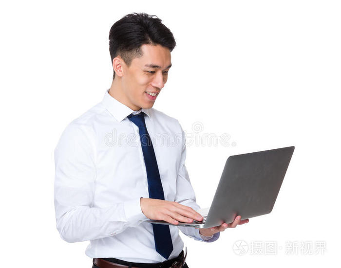 亚洲商人使用笔记本电脑