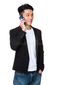 亚洲商人与手机通话