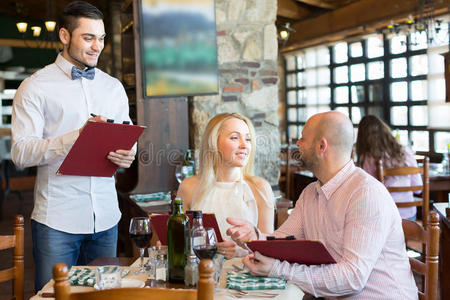 雇员 经理 职业 客人 餐饮 秩序 援助 准备 酒吧 肖像