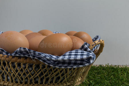 一组鸡蛋放在篮子里