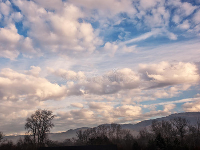 前景 积云 天空 高地 黎明 傍晚 气氛 小山 风景 阳光