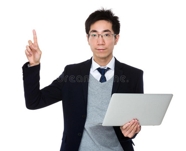 商人拿着笔记本电脑，手指指向上面