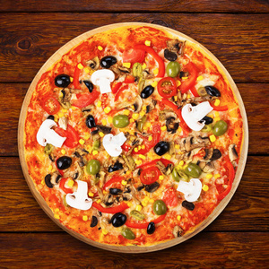 美味的素食比萨饼，西红柿，蘑菇和橄榄
