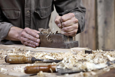木工工作台上木匠平面的手