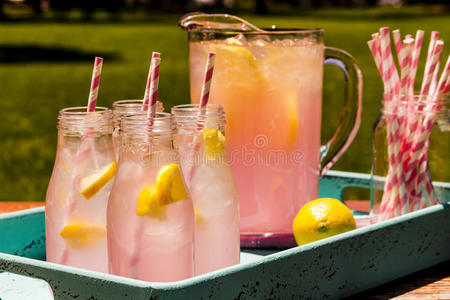 新鲜的粉红色柠檬水在露台上