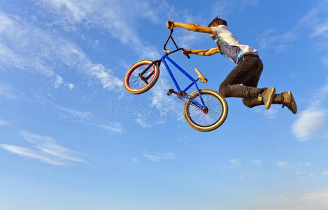 一个少年骑自行车跳。