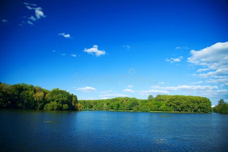 草坪 美女 天空 反射 季节 夏天 草地 平原 池塘 自然