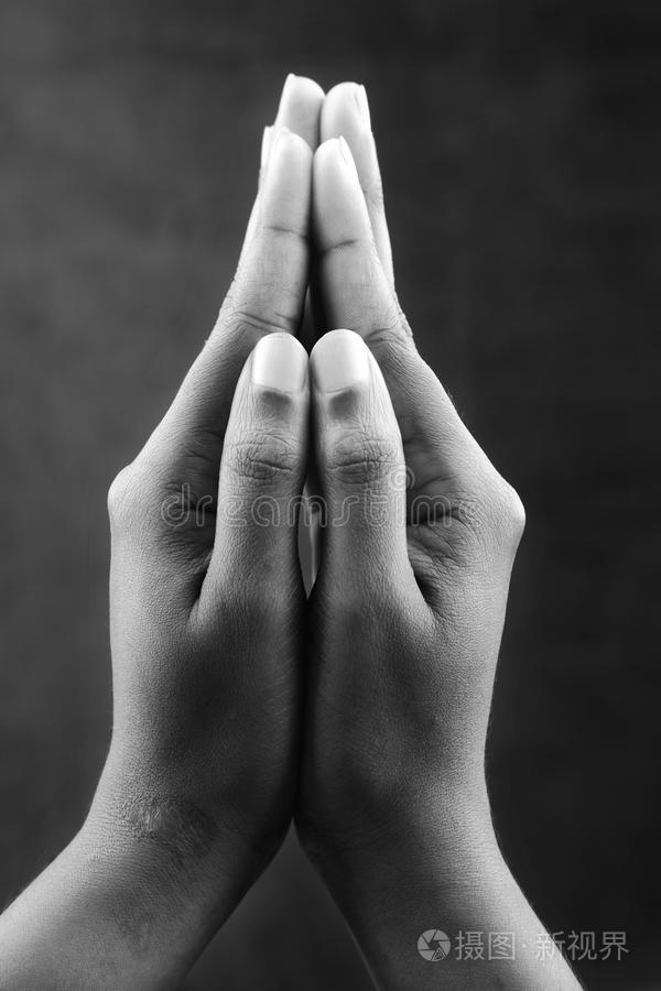 像祈祷基督雕塑双手祈祷红念珠薰衣草园中的佛像天使之心双手合十祈祷