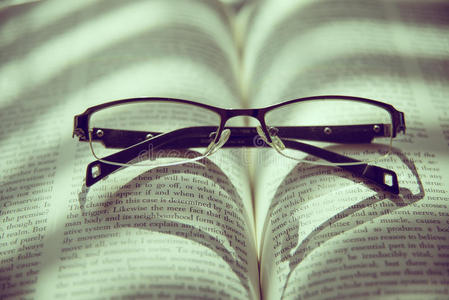 书和眼镜。复古风格