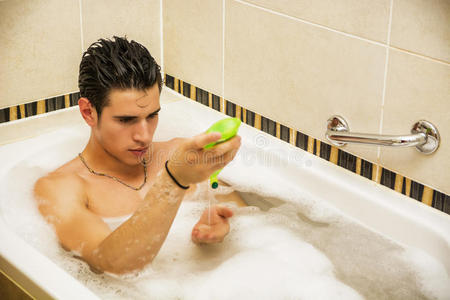 成人 洗澡 男人 浴室 照顾 淋浴 白种人 身体 泡沫 卫生