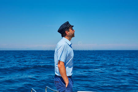 胡须水手帽人在船上航行大海