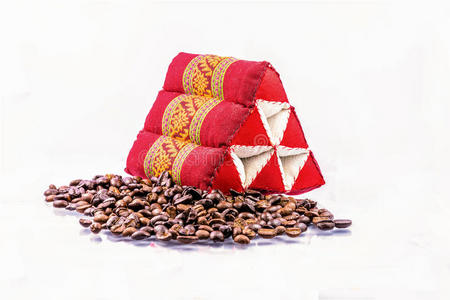 咖啡豆和三角枕头