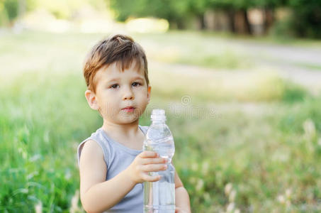 男孩拿着一个水瓶