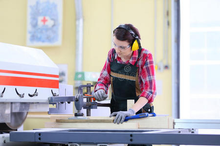 女人 机器 锯切 木工 学生 工匠 青少年 学校 练习生