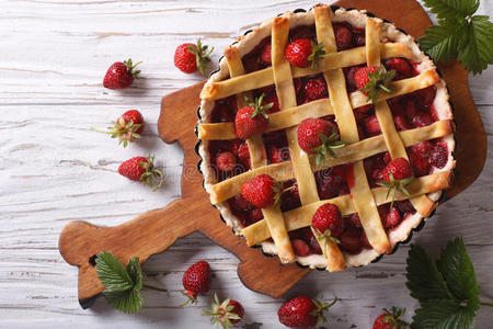 美味的草莓派在烤盘垂直顶部的视图