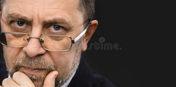 戴眼镜老人图片