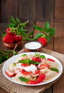 饺子配草莓和酸奶油