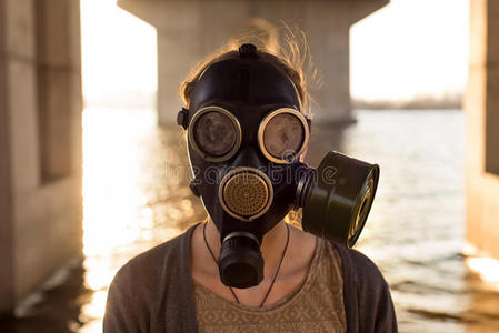 防毒面具女图片