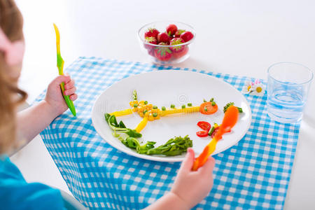 孩子们 食物 水果 幼儿园 有趣的 胡萝卜 浆果 午餐 动物