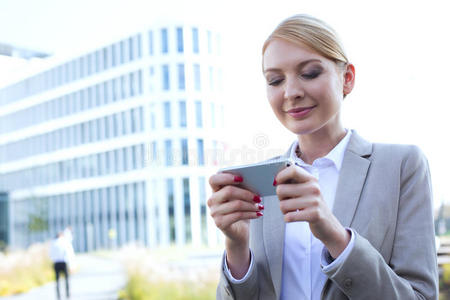 户外智能手机商务女性短信