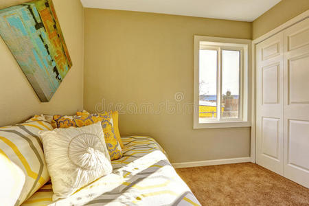 明亮的卧室，米色的墙壁。