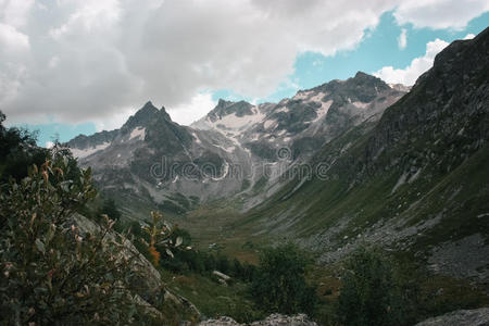 高加索山脉美丽的山谷和山峰，高加索山脉的主要山脊。 北高加索