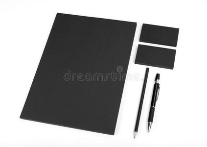 白色背景上的空白文具。 由名片A4信头钢笔和铅笔组成。