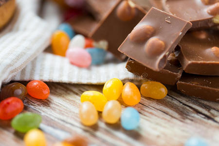 把糖果和巧克力放在桌子上