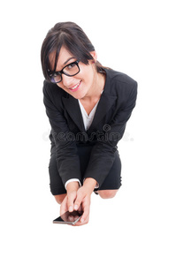 商务女性蹲着拿着智能手机
