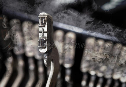 锤子旧手动打字机神秘的烟雾