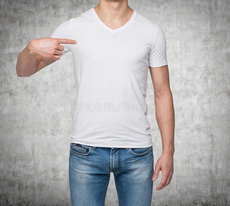 一个男人把手指指向一件空白的t恤的特写。